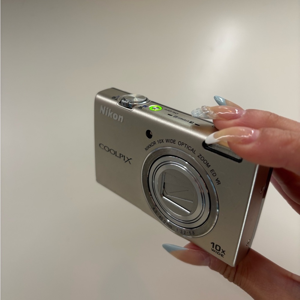 Nikon Silver Digital Camera Compact Coolpix - Picture 4 of 5